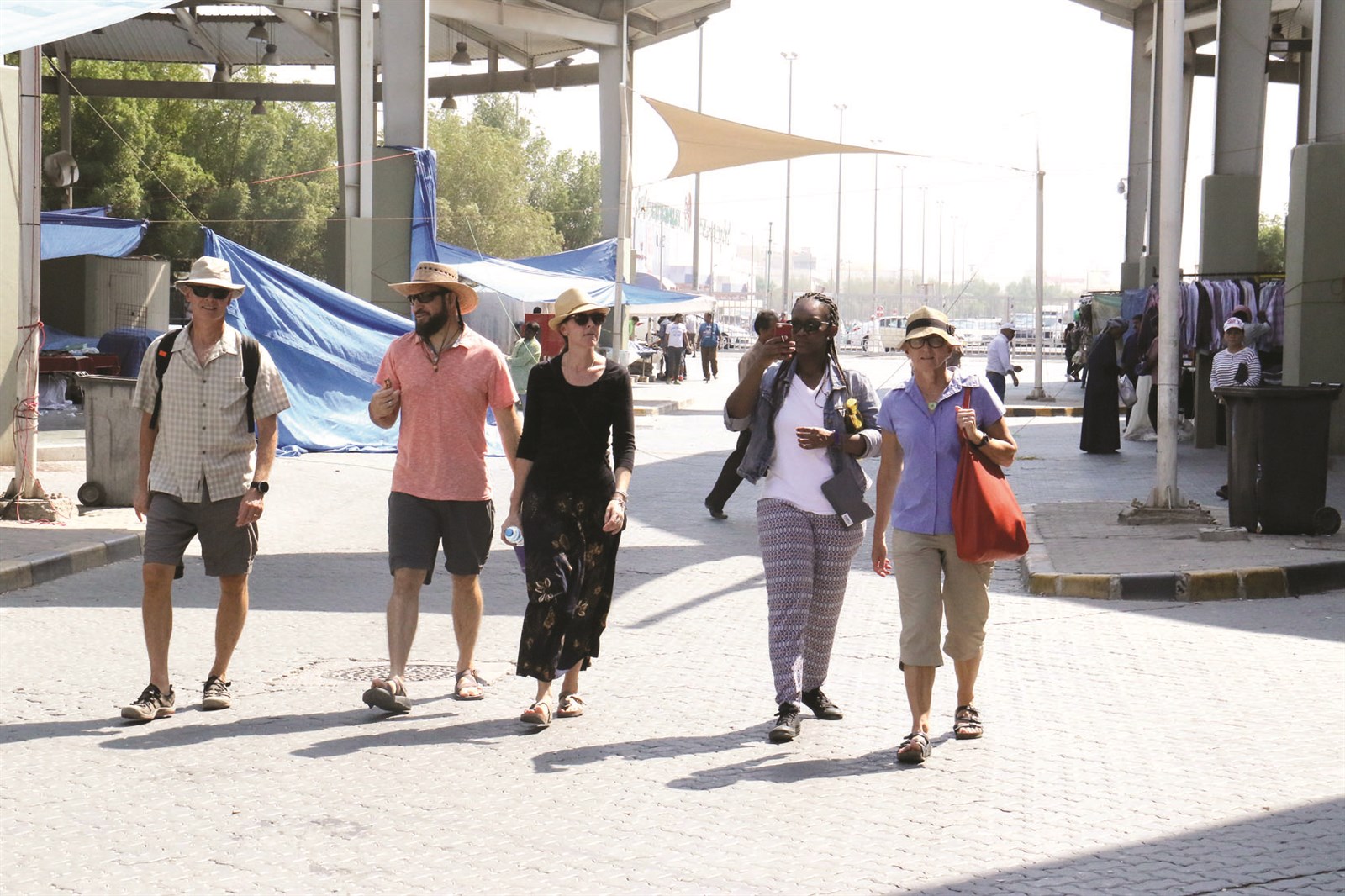 أجانب يتجولون في السوق (تصوير بسام زيدان)