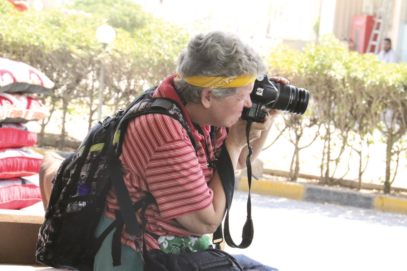 سائحة تلتقط صورة