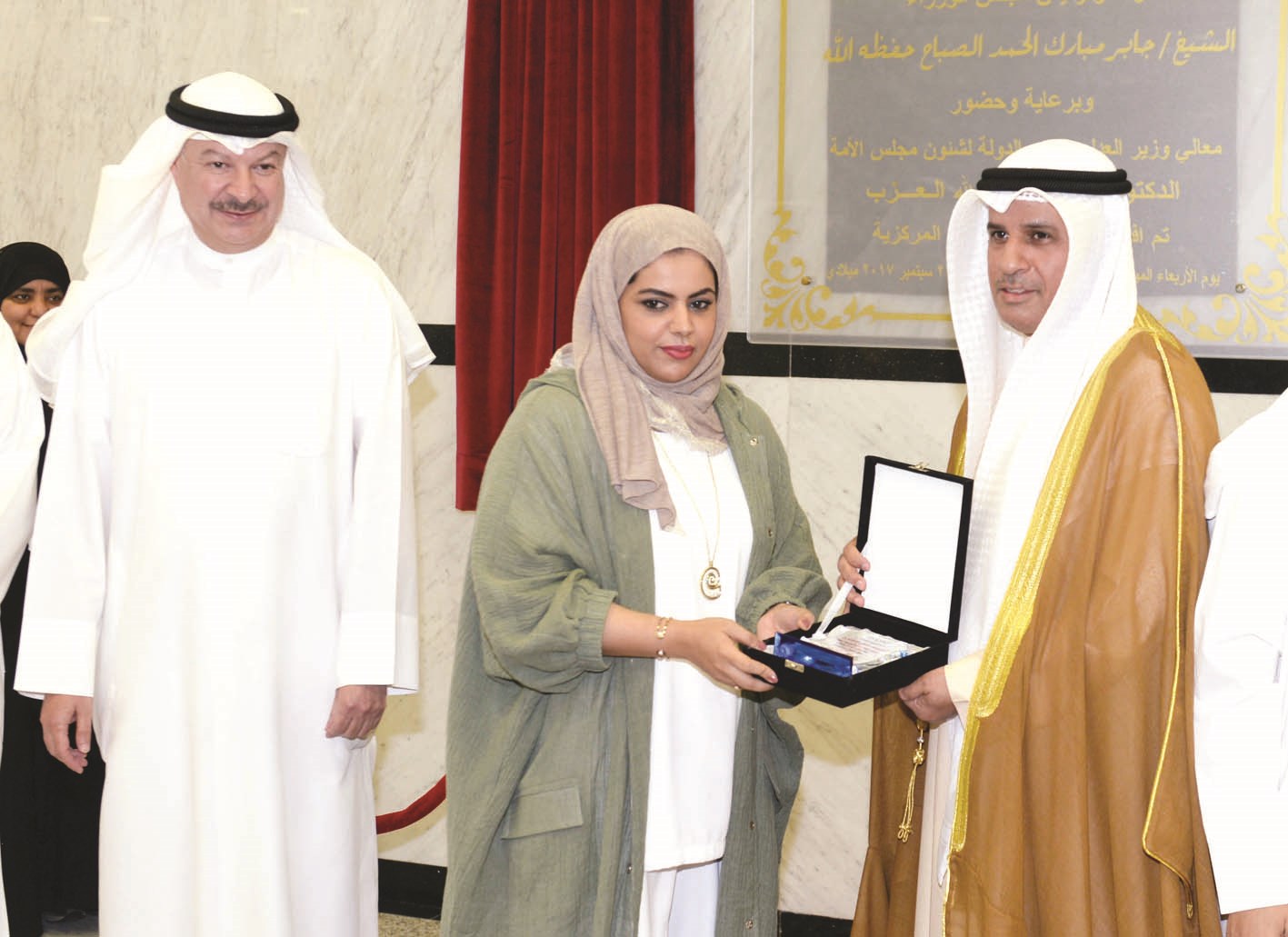 تكريم موظفة في إدارة المحفوظات