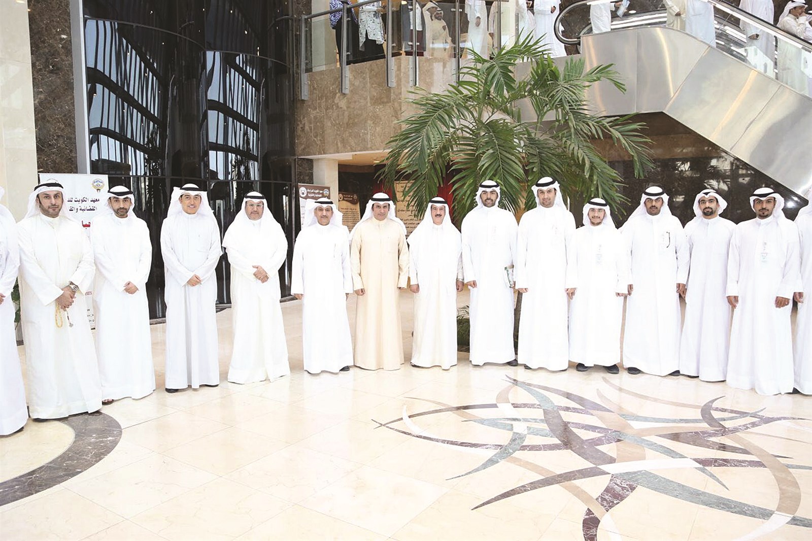 u0644u0642u0637u0629 u062cu0645u0627u0639u064au0629 u0644u0644u0648u0632u064au0631 u0648u0642u064au0627u062fu0627u062a u00abu0627u0644u0639u062fu0644u00bb u0645u0639 u0639u062fu062f u0645u0646 u0627u0644u0628u0627u062du062bu064au0646 u0627u0644u0642u0627u0646u0648u0646u064au064au0646