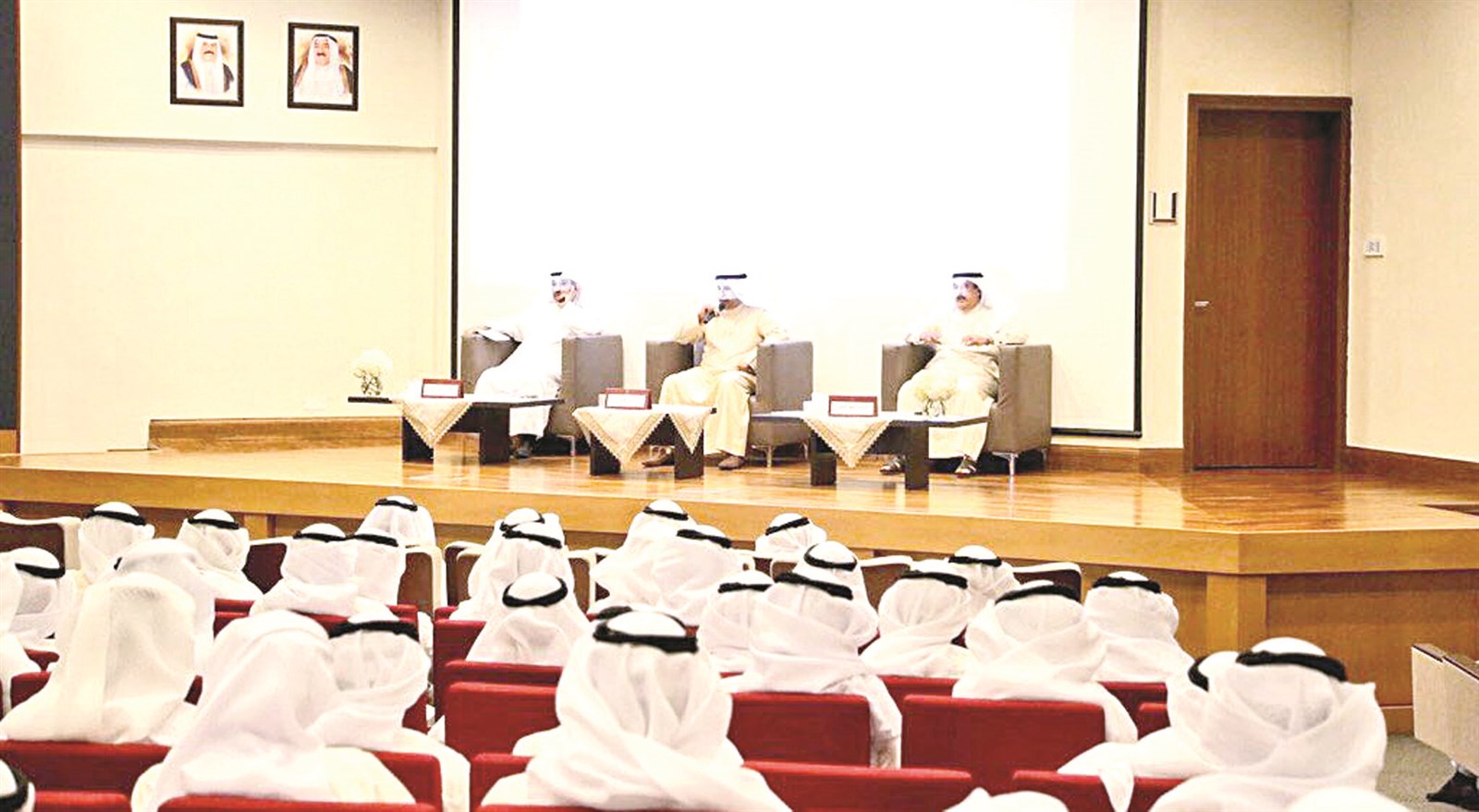 العزب متوسطاً الثويمر والغريب خلال اللقاء التنويري