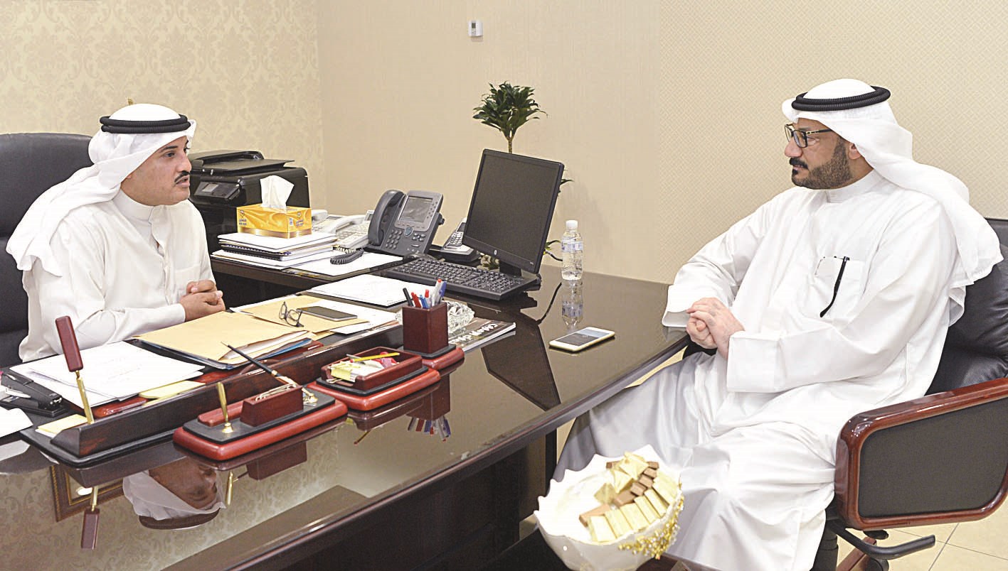 الجلاوي متحدثاً للزميل ناصر الفرحان (تصوير نايف العقلة)