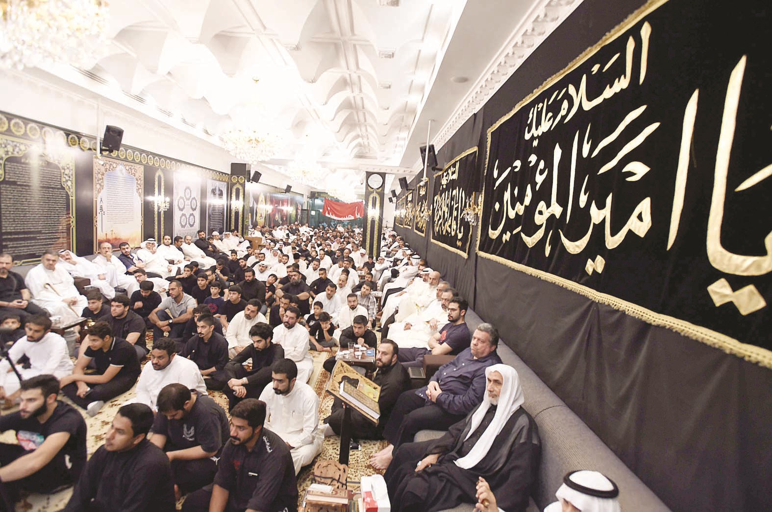 رواد حسينية أم البنين (تصوير أسعد عبدالله)