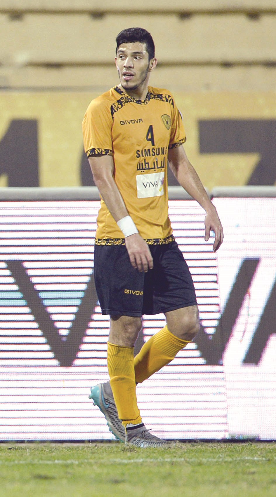 u0633u0644u0637u0627u0646 u0627u0644u0639u0646u0632u064a u062du0627u0626u0631 u0628u064au0646 u0627u0644u0642u0627u062fu0633u064au0629 u0648u0627u0644u0648u0643u0631u0629  (u0627u0644u0623u0632u0631u0642 u062fu0648u062a u0643u0648u0645)