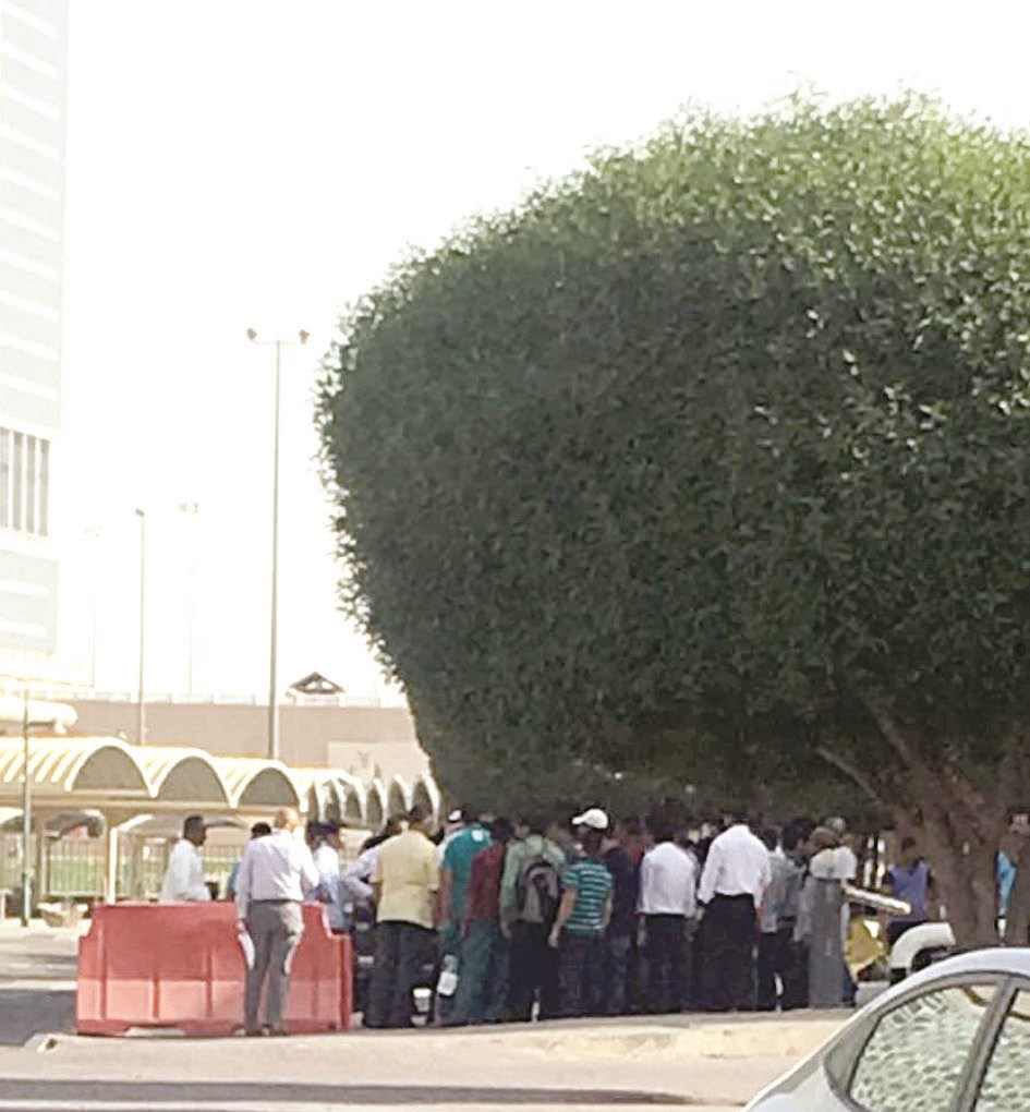 u0627u0644u0639u0645u0627u0644 u0645u062au062cu0645u0639u0648u0646 u0623u0645u0627u0645 u0645u0628u0646u0649 u0627u0644u0648u0632u064au0631