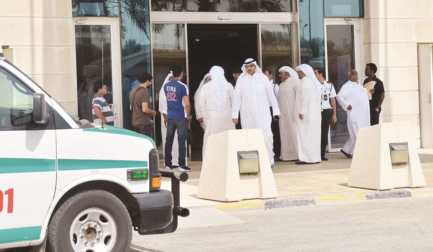 العبدالله مغادراً مبنى الديوان بعد اطمئنانه على الوضع