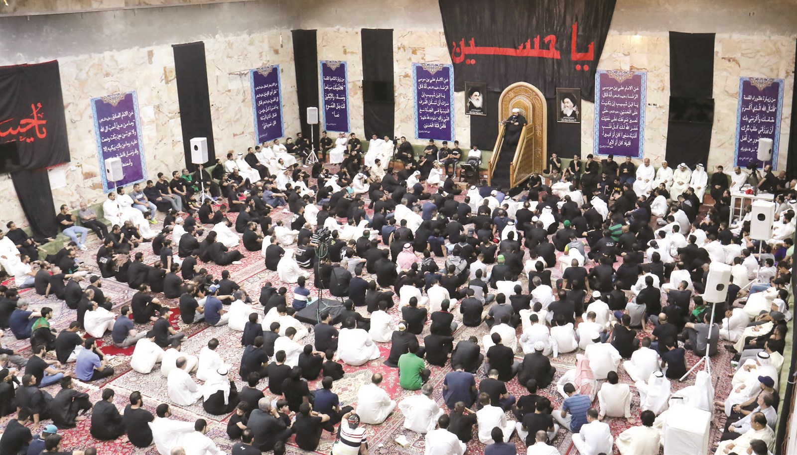 حضور الحسينية الكربلائية يستمعون للشيخ محمد جمعة