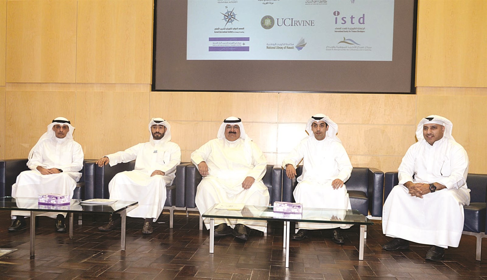 u0627u0644u0645u062au062du062fu062bu0648u0646 u0641u064a u0627u0644u0645u0624u062au0645u0631 u0627u0644u0635u062du0627u0641u064a (u062au0635u0648u064au0631 u0632u0643u0631u064au0627 u0639u0637u064au0629)