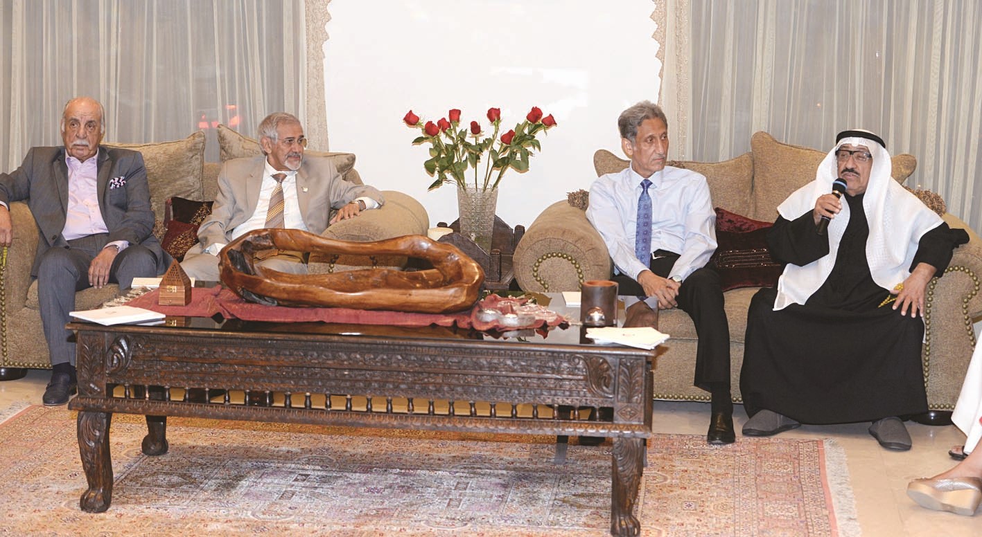 المفرج وطالب الرفاعي وهلال الساير ومحمد السنعوسي خلال الملتقى