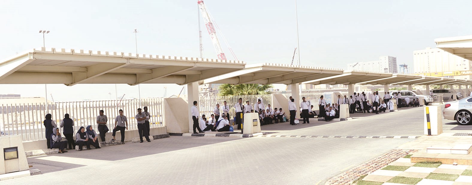 إخلاء العمال احترازيا (تصوير نايف العقلة)