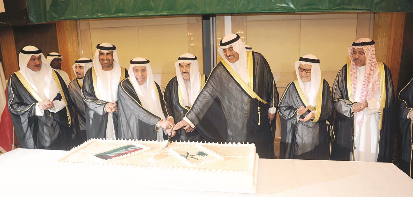 ناصر المحمد يشارك وصباح الخالد السفير الفايز قطع قالب الحلوى (تصوير طارق عزالدين)