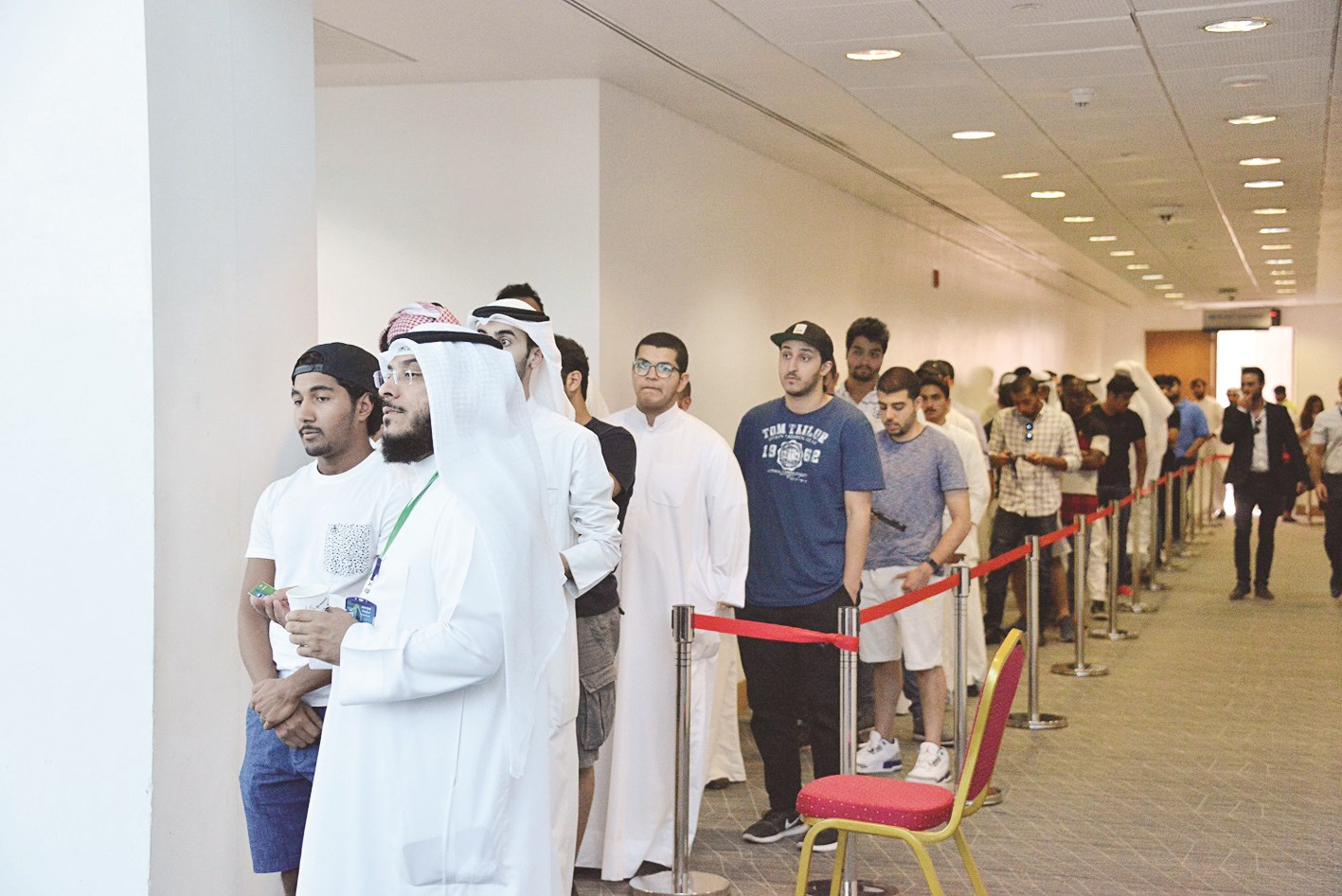 طلاب في انتظار الإدلاء بأصواتهم