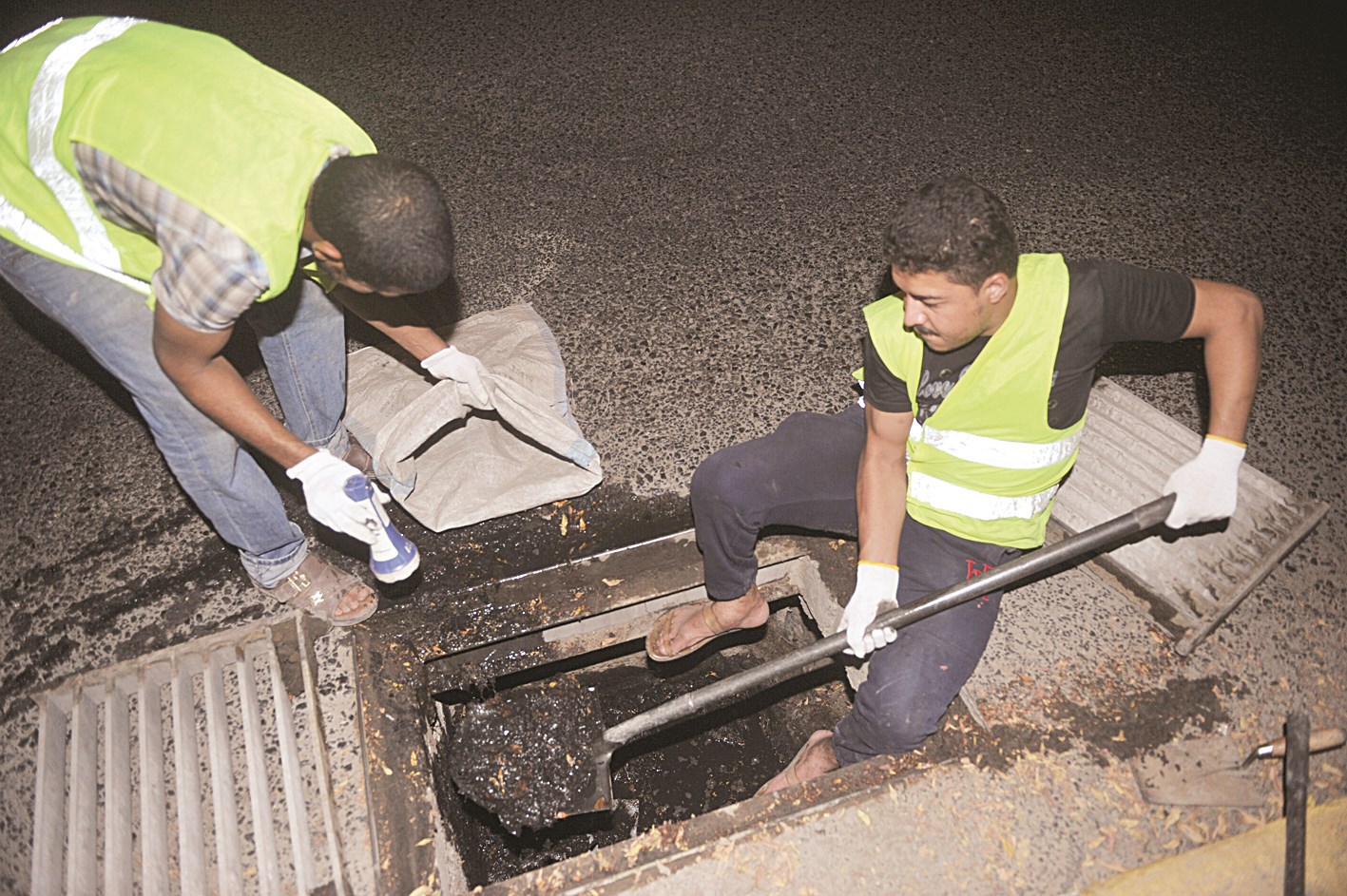 من أعمال صيانة المناهيل العام الماضي