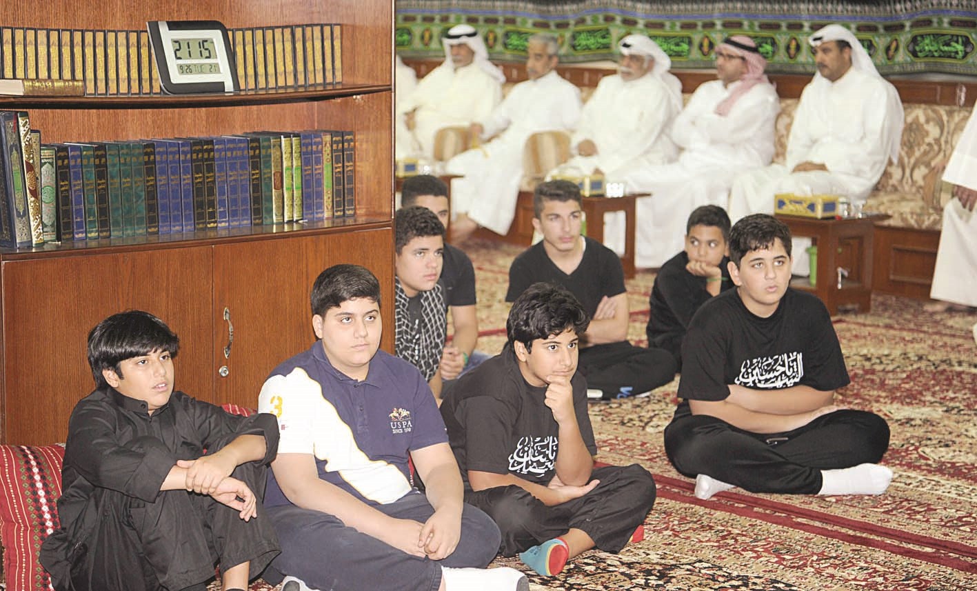 فتية يتابعون المحاضرة