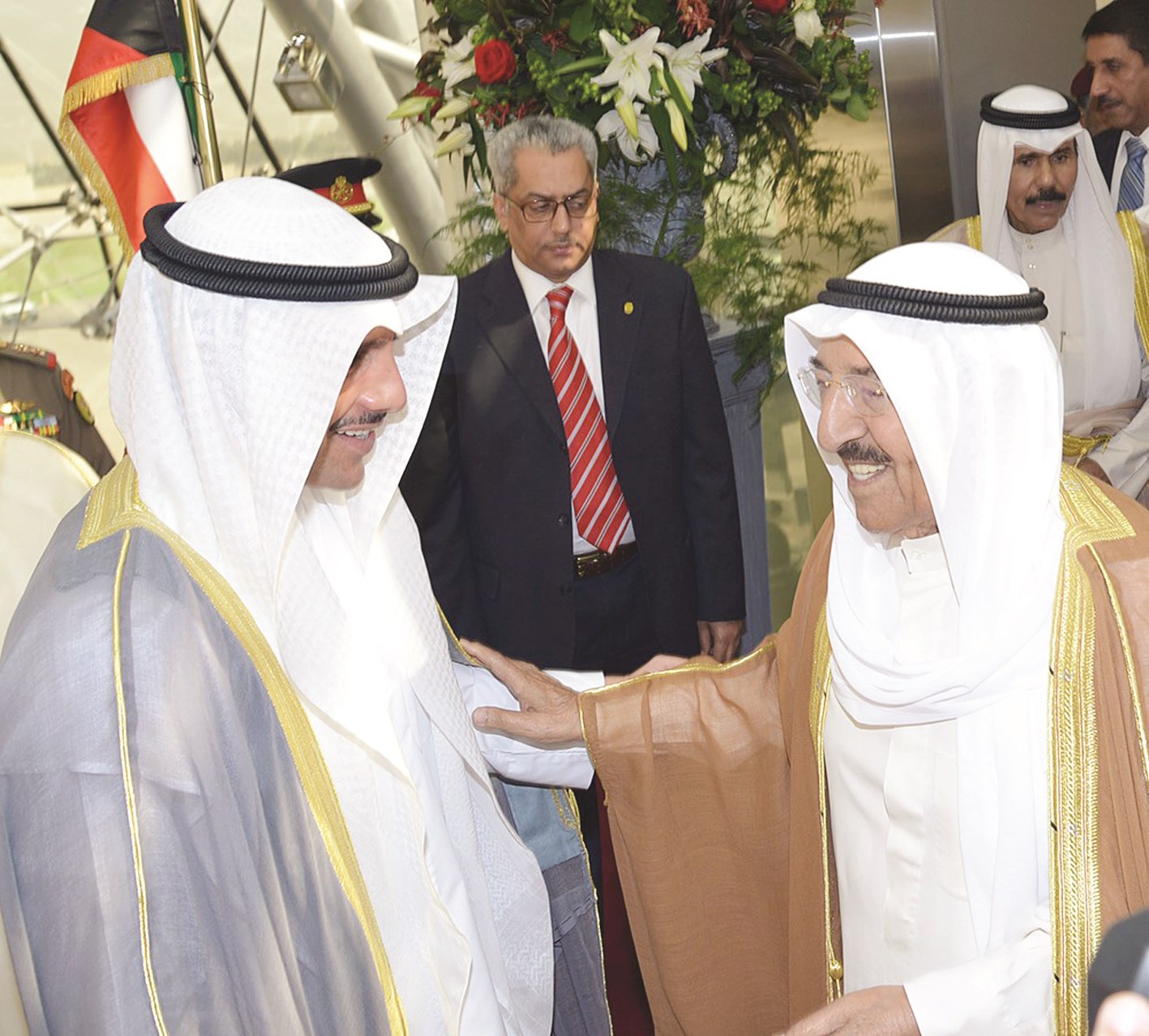 صاحب السمو مصافحاً مرزوق الغانم لدى وصوله