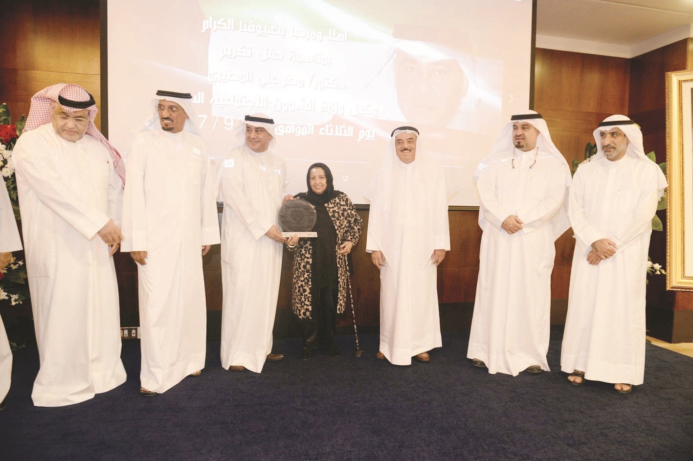 درع للمطيري من ممثلة إحدى الجمعيات الخيرية