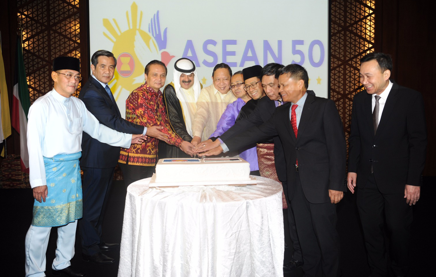  u0627u0644u062cu0627u0631u0627u0644u0644u0647 u062eu0644u0627u0644 u062du0641u0644 u0633u0641u0627u0631u0629 u0627u0644u0641u0644u0628u064au0646 u0628u0645u0646u0627u0633u0628u0629 u0645u0631u0648u0631 50 u0639u0627u0645u0627 u0639u0644u0649 u062au0623u0633u064au0633 u0631u0627u0628u0637u0629 u0622u0633u064au0627u0646 (u0643u0648u0646u0627)