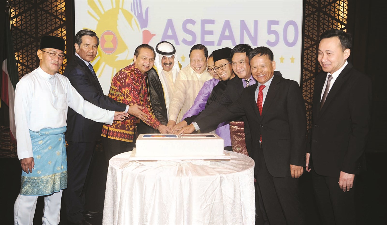 u0627u0644u062cu0627u0631u0627u0644u0644u0647 u064au0634u0627u0631u0643 u0633u0641u0631u0627u0621 u00abu0622u0633u064au0627u0646u00bb u0642u0637u0639 u0642u0627u0644u0628 u062du0644u0648u0649 u0627u0644u0627u062du062au0641u0627u0644  (u062au0635u0648u064au0631 u0637u0627u0631u0642 u0639u0632u0627u0644u062fu064au0646)