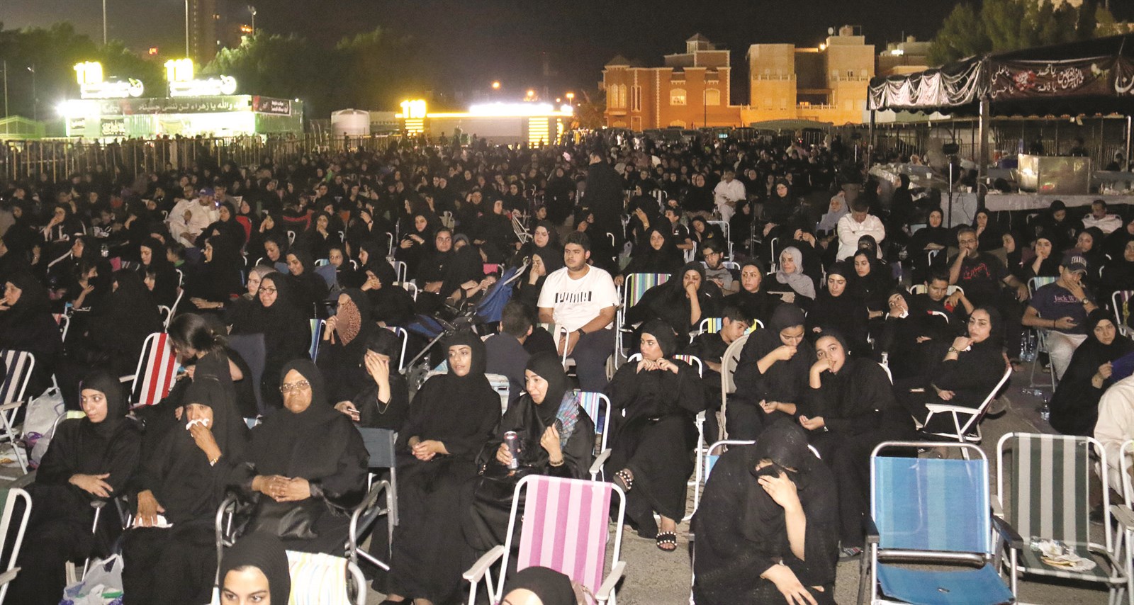 حضور نسائي حاشد خارج الحسينية  (تصوير بسام زيدان)