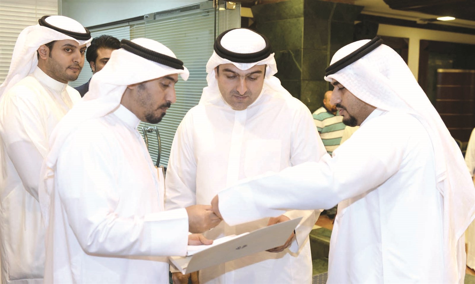 u0627u0644u0648u0632u064au0631 u0623u0628u0644 u0645u062au0641u0642u062fu0627u064b u0633u064au0631 u0627u0644u0639u0645u0644 (u062au0635u0648u064au0631 u0632u0643u0631u064au0627 u0639u0637u064au0629)