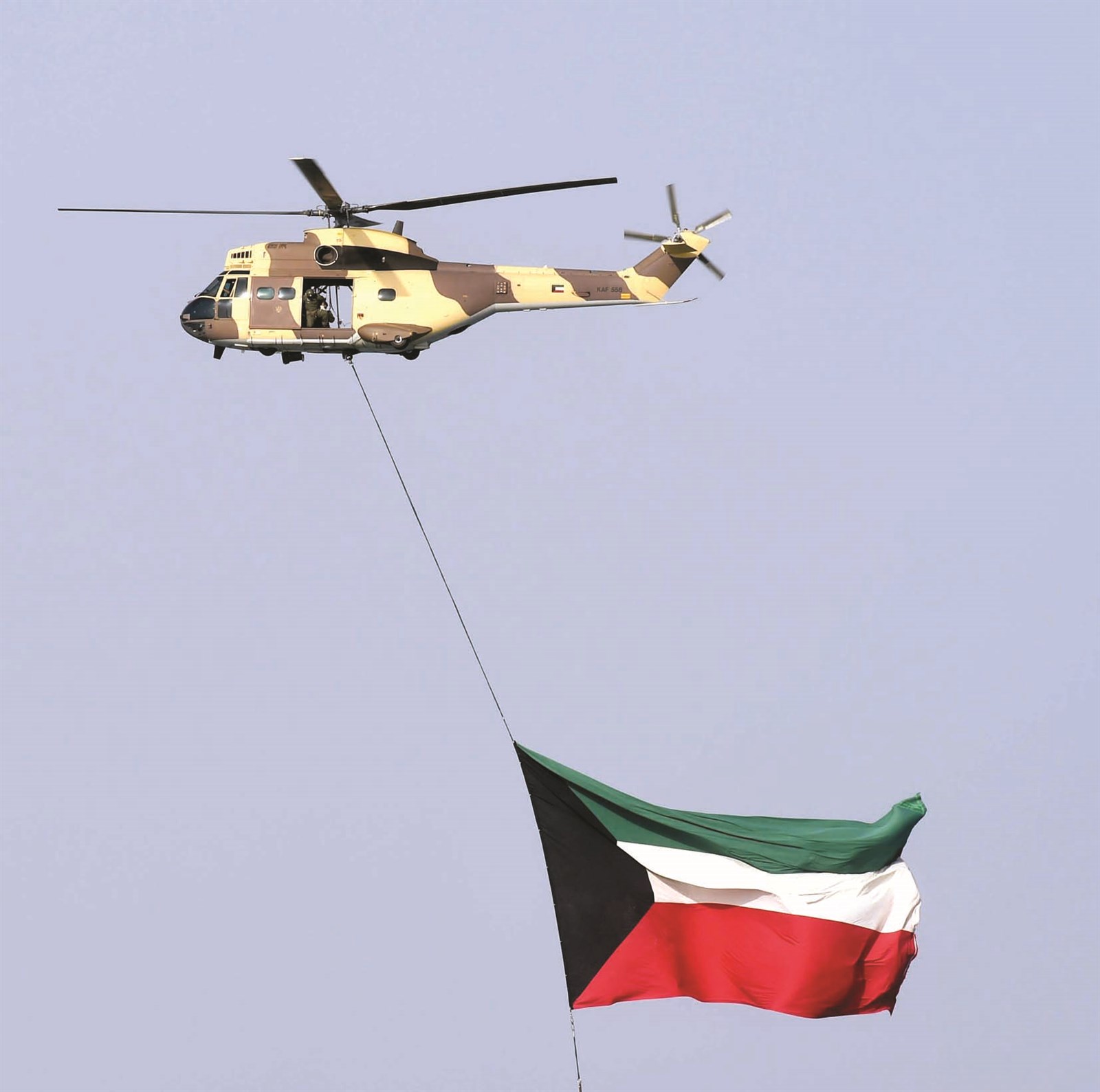 مروحية تطير بعلم الكويت