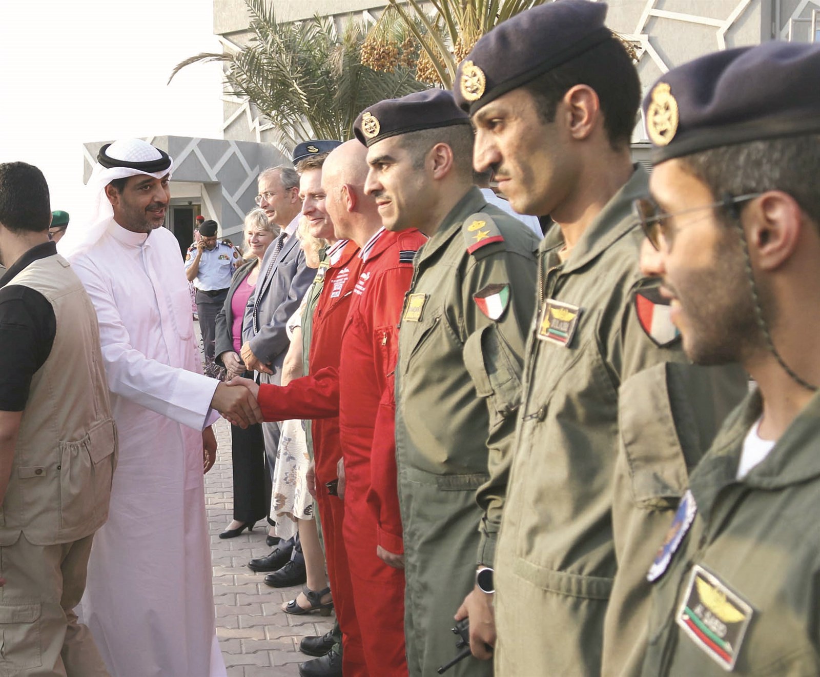 محمد العبدالله يصافح مستقبليه من الضباط