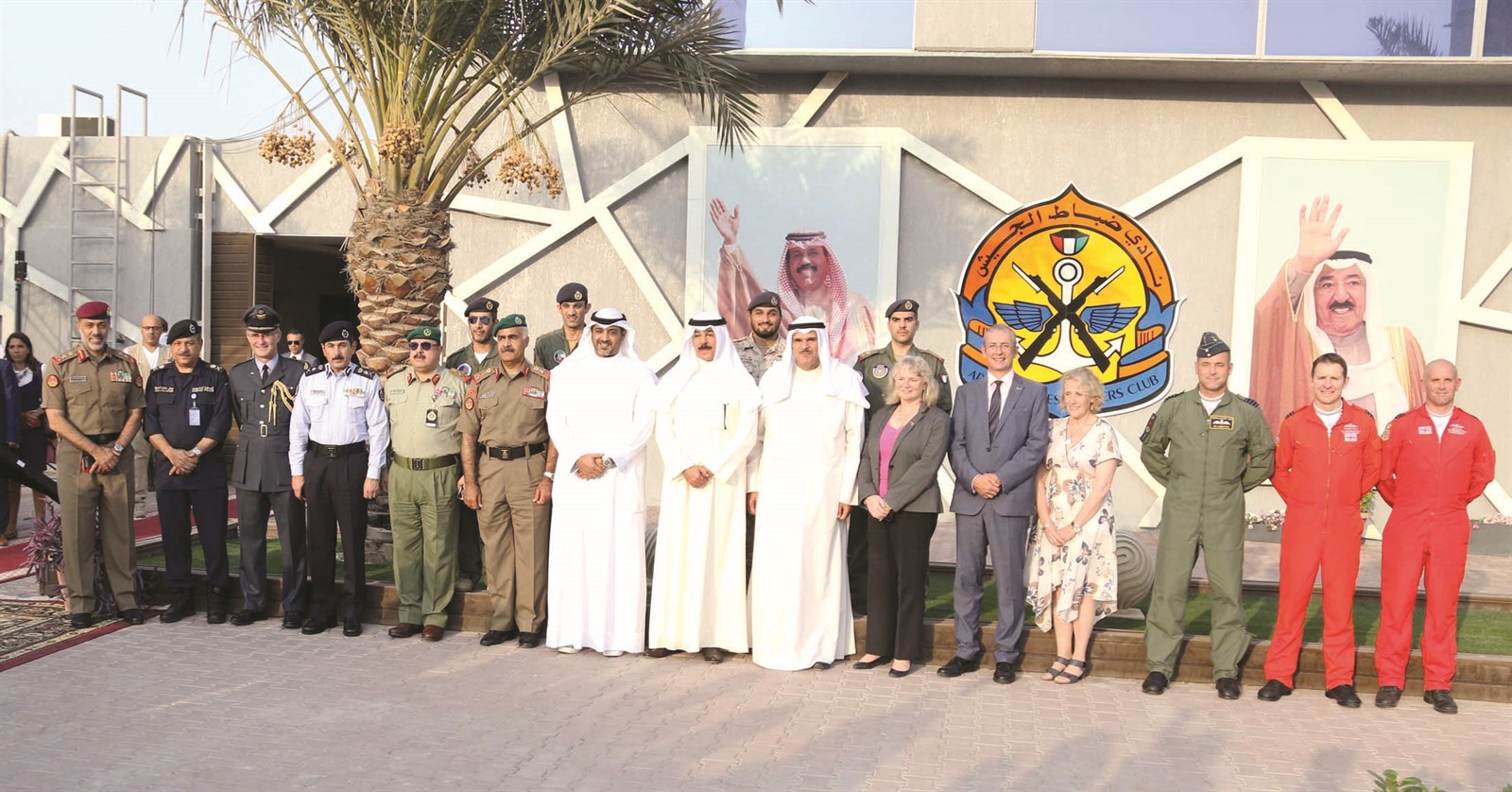 محمد الخالد والعبدالله والحمود يتوسطون ضباط الجيش وأعضاء الوفد البريطاني