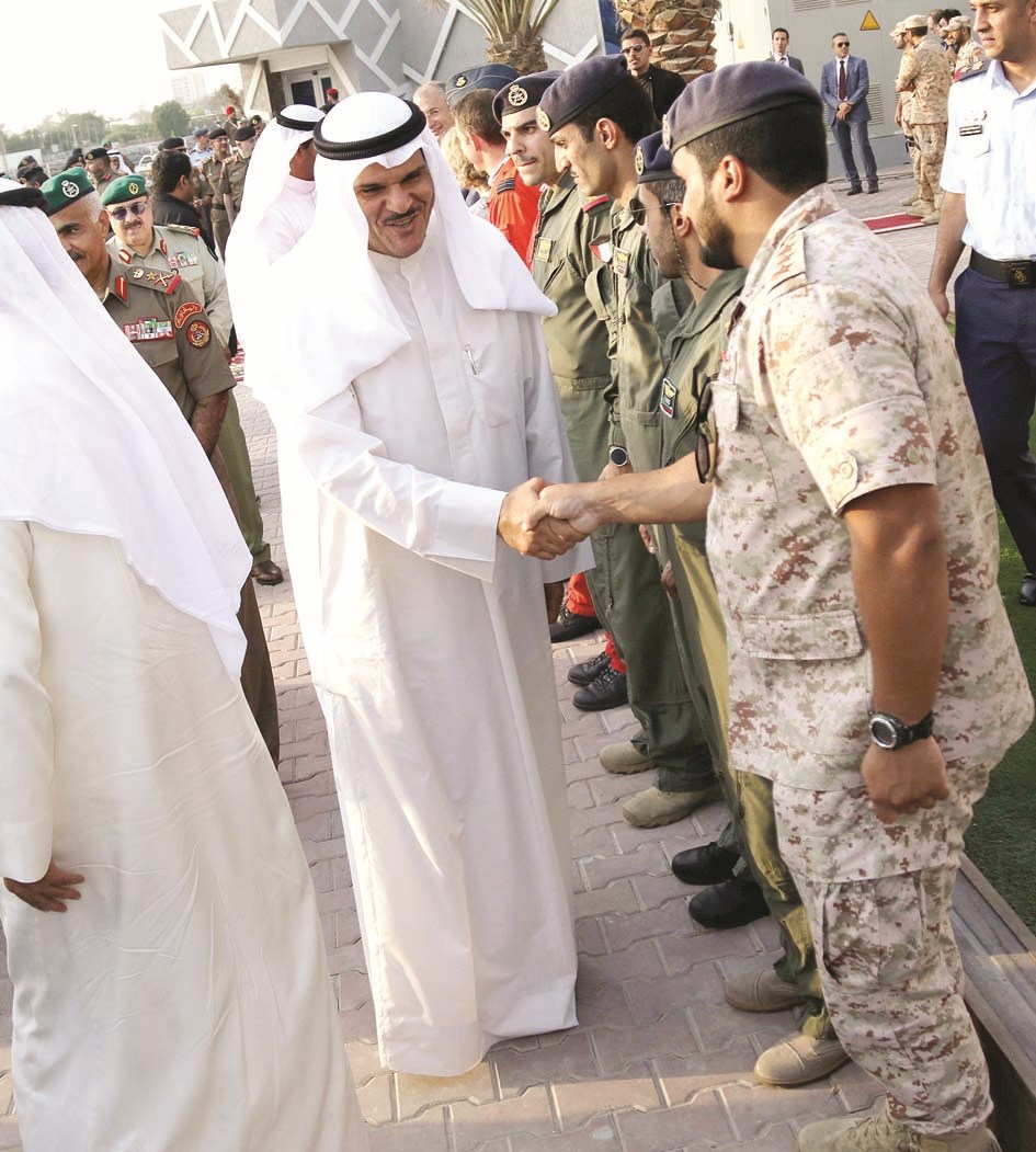 سلمان الحمود مصافحا ضباط الجيش