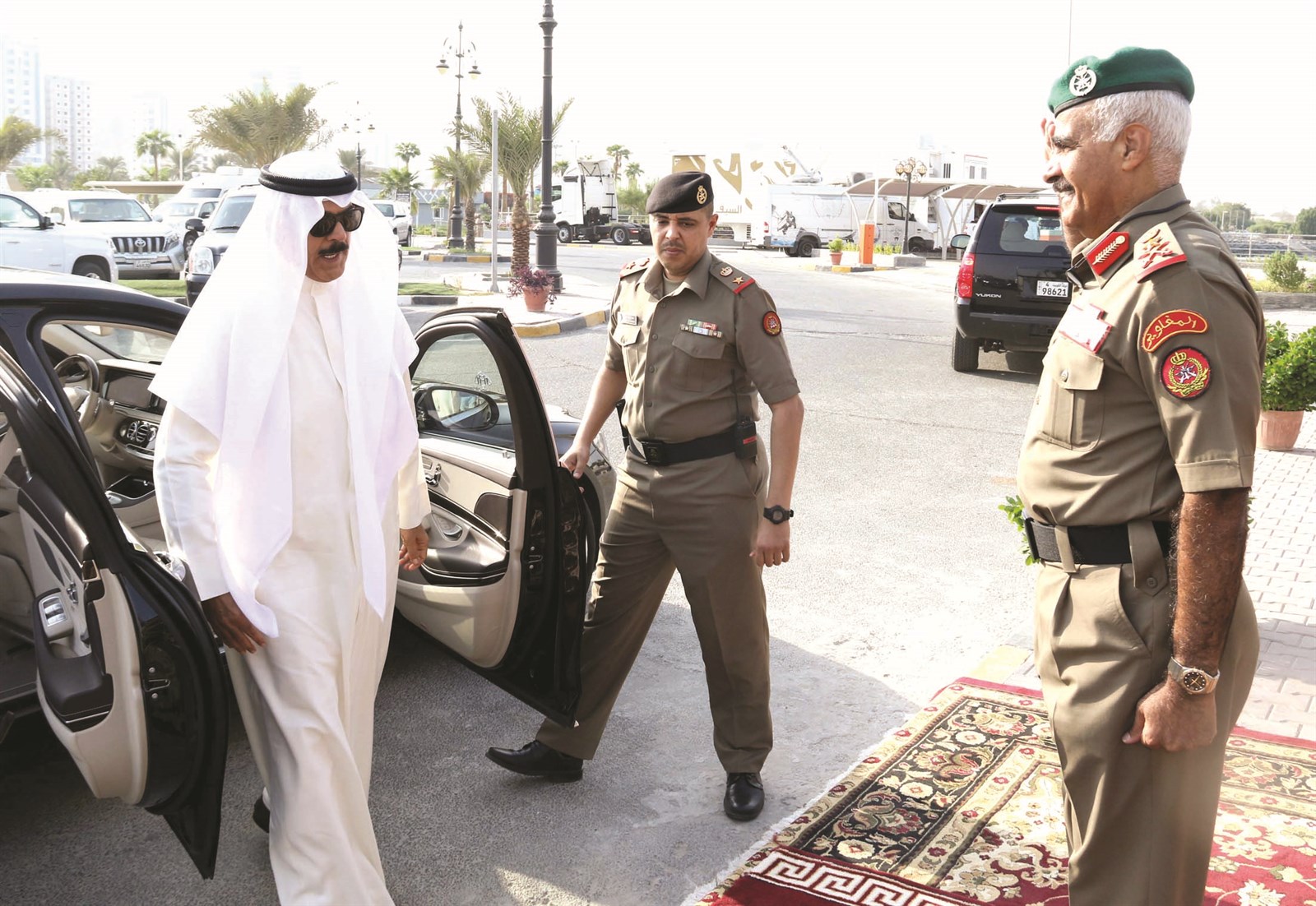 محمد الخالد لدى وصوله إلى مكان العرض وفي استقباله رئيس الأركان  (تصوير أسعد عبدالله)