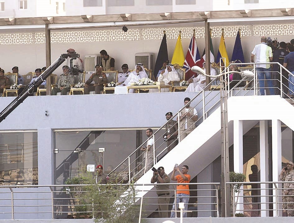 وزير الدفاع يتوسط الحضور لدى متابعة العرض الجوي