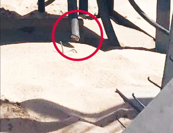 أحد الكيبلات بعد قطعه وسرقته