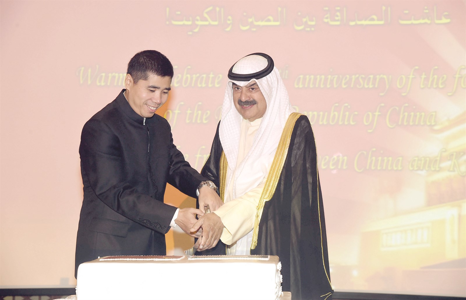 u0627u0644u062cu0627u0631u0627u0644u0644u0647 u0648u0627u0644u0633u0641u064au0631 u0627u0644u0635u064au0646u064a u064au0642u0637u0639u0627u0646 u0642u0627u0644u0628 u062du0644u0648u0649 u0627u0644u0627u062du062au0641u0627u0644 (u062au0635u0648u064au0631 u0628u0633u0627u0645 u0632u064au062fu0627u0646)