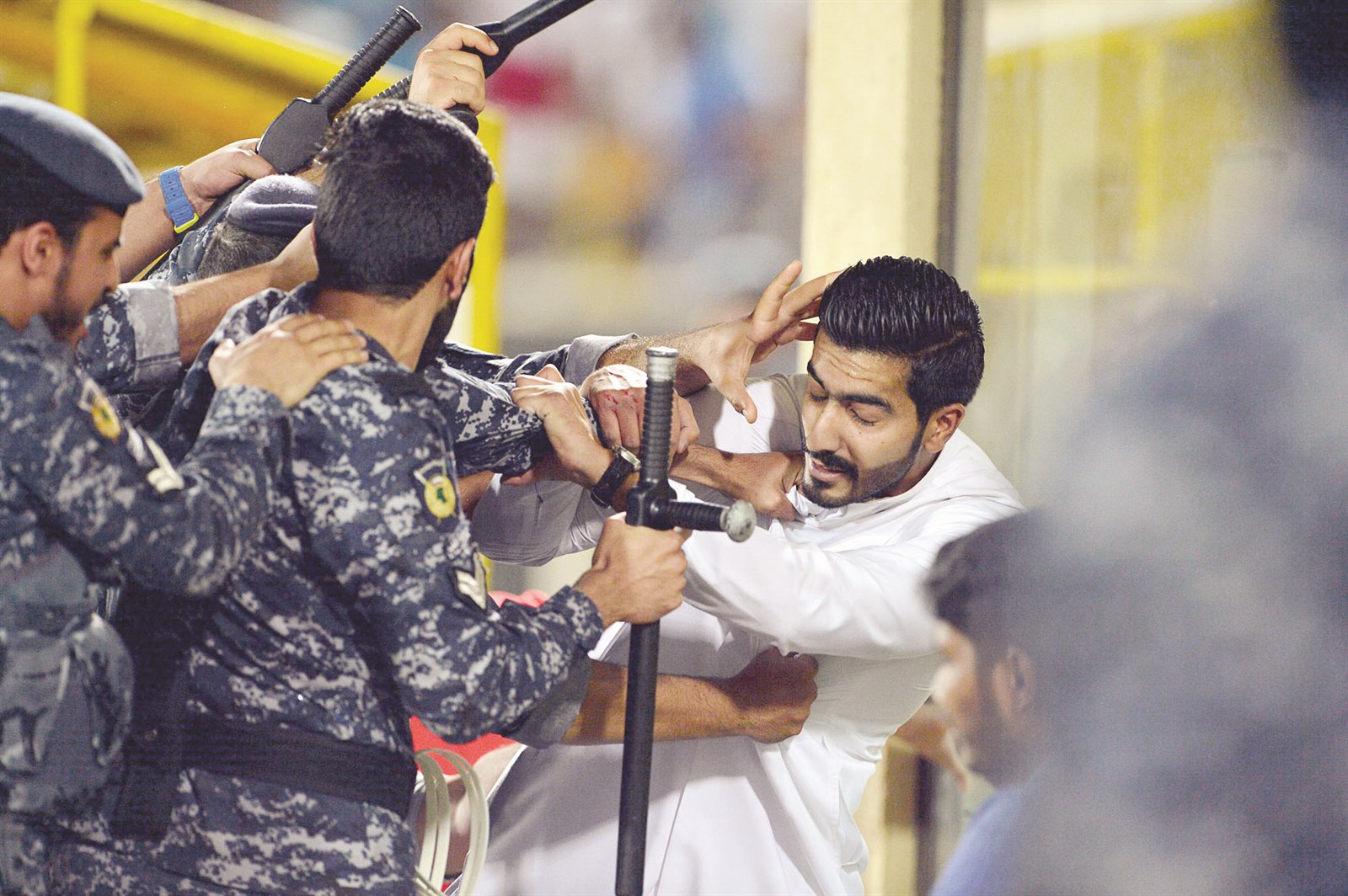 u0631u062cu0627u0644 u0627u0644u0642u0648u0627u062a u0627u0644u062eu0627u0635u0629 u064au0644u0642u0648u0646 u0627u0644u0642u0628u0636 u0639u0644u0649 u0623u062du062f u0627u0644u0645u0634u062cu0639u064au0646 u0641u064a u0645u0628u0627u0631u0627u0629 u0627u0644u0642u0627u062fu0633u064au0629 u0648u0627u0644u0633u0627u0644u0645u064au0629    (u0627u0644u0623u0632u0631u0642 u062fu0648u062a u0643u0648u0645)