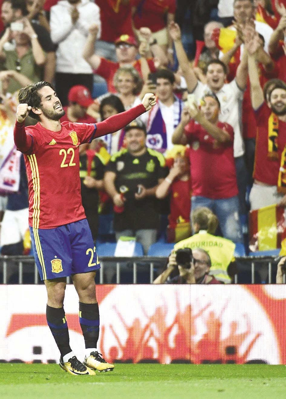 الإسباني إيسكو محتفلاً بهدفه الثاني في مرمى إيطاليا  (أ ف ب)