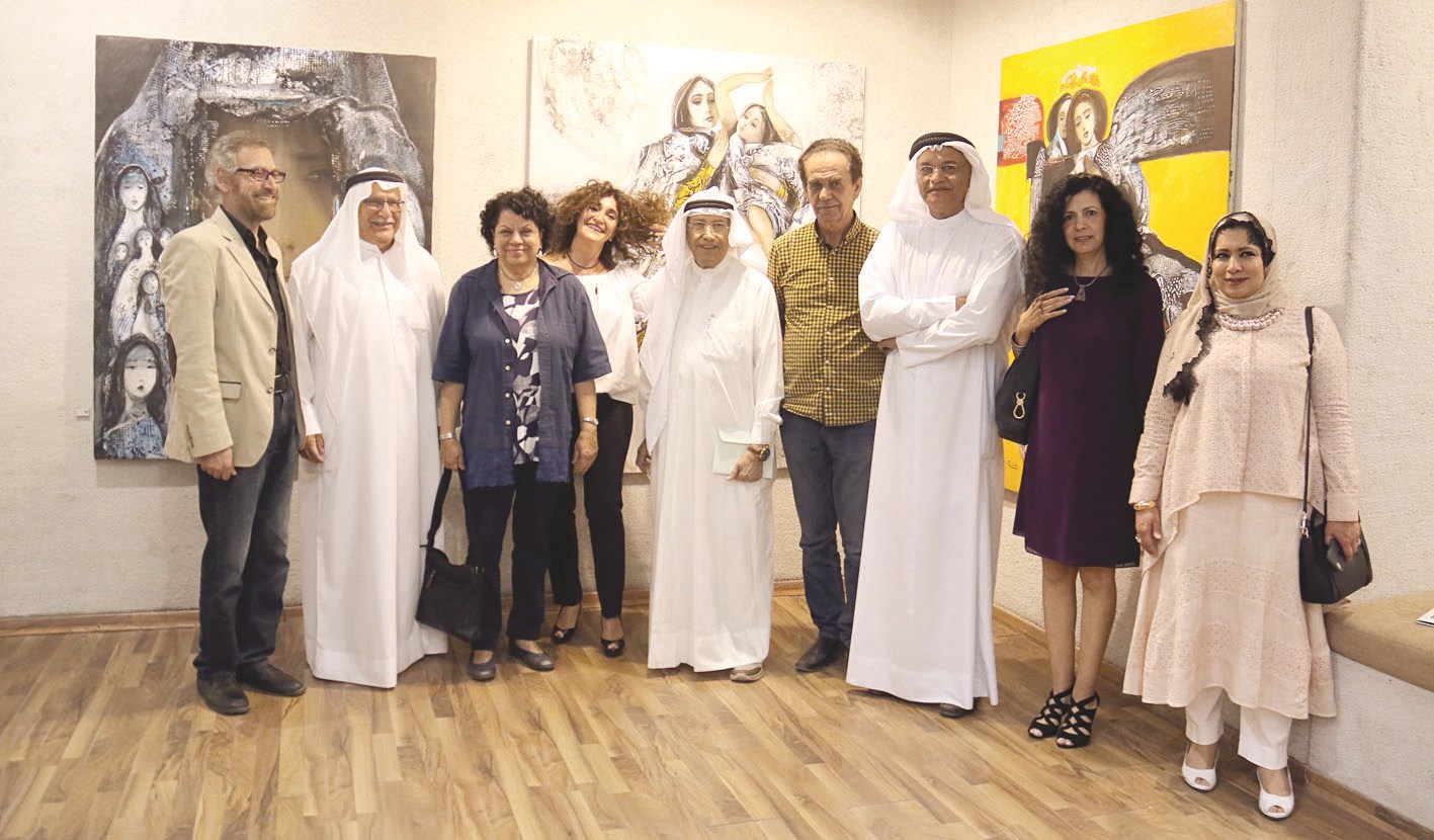 فنانون تشكيليون في المعرض (تصوير بسام زيدان)