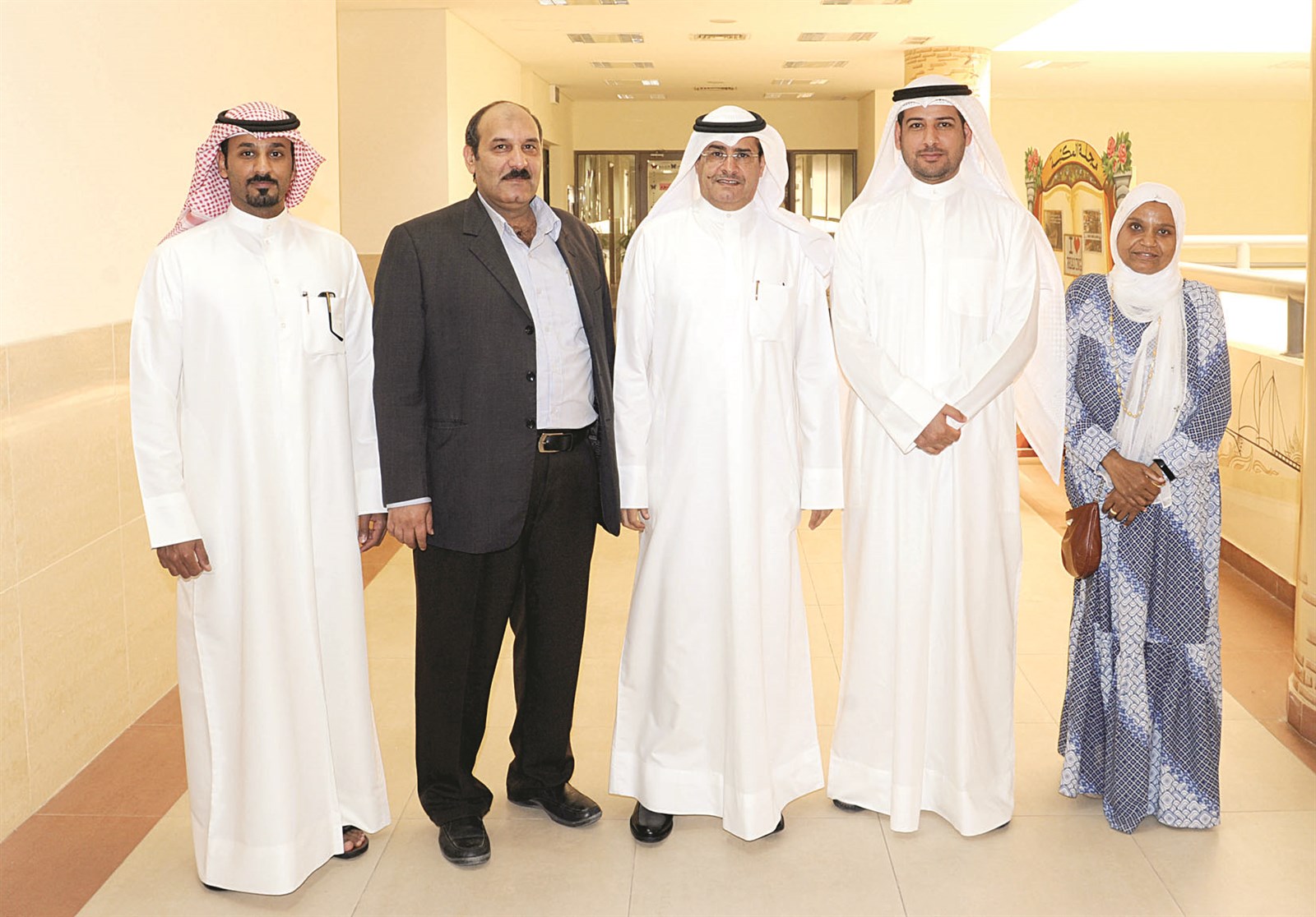 موجهو ومعلمو اللغة العربية في «الأحمدي التعليمية» (تصوير طارق عزالدين)