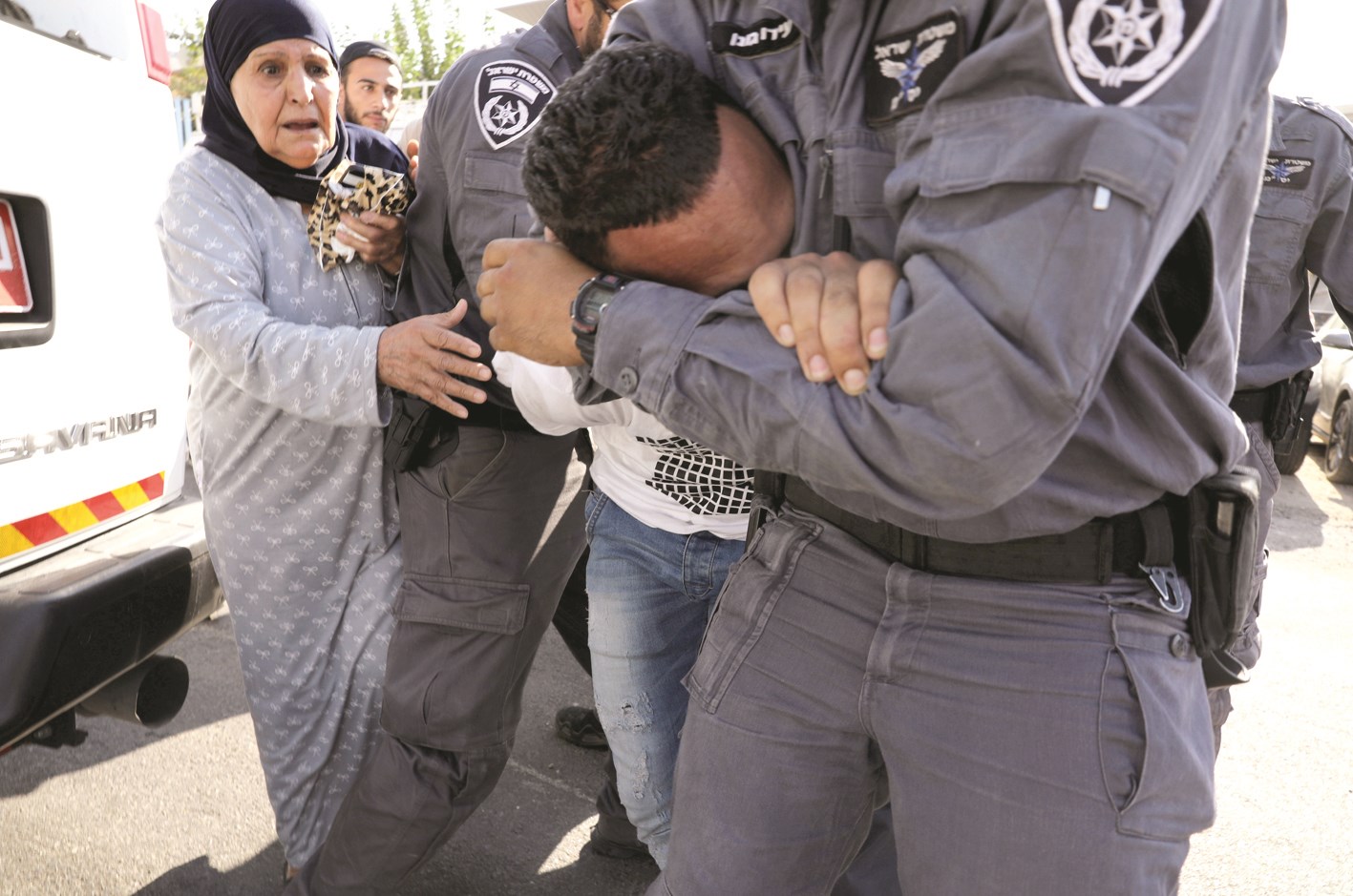 u062cu0646u0648u062f u0625u0633u0631u0627u0626u064au0644u064au0648u0646 u064au0639u062au0642u0644u0648u0646 u0641u0644u0633u0637u064au0646u064au0627u064b u0623u0648u0644 u0645u0646 u0623u0645u0633 u062eu0644u0627u0644 u0625u062eu0644u0627u0621 u0642u0633u0631u064a u0644u0639u0627u0626u0644u0629 u0645u0646 u0645u0646u0632u0644u0647u0627 u0641u064a u0627u0644u0642u062fu0633 u0627u0644u0645u062du062au0644u0629 u0627u0644u0630u064a u062au0642u064au0645 u0641u064au0647 u0645u0646u0630 u0646u062du0648 50 u0639u0627u0645u0627u064b (u0631u0648u064au062au0631u0632)