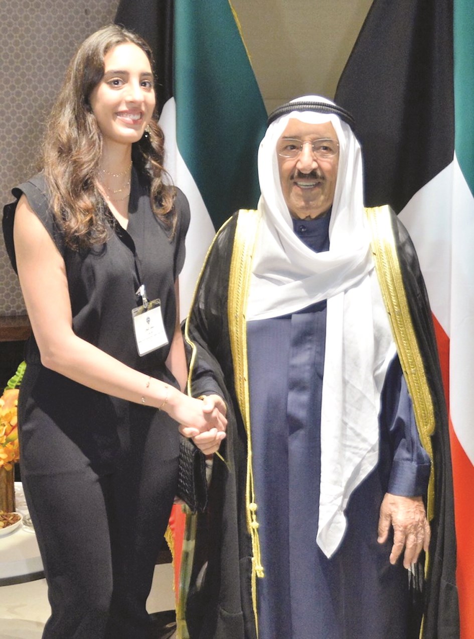 سموه مصافحاً إحدى الدارسات في أميركا