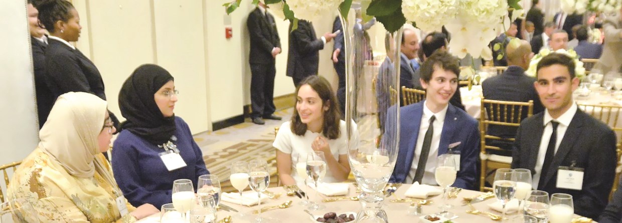 جانب من الطلبة المشاركين في مأدبة العشاء