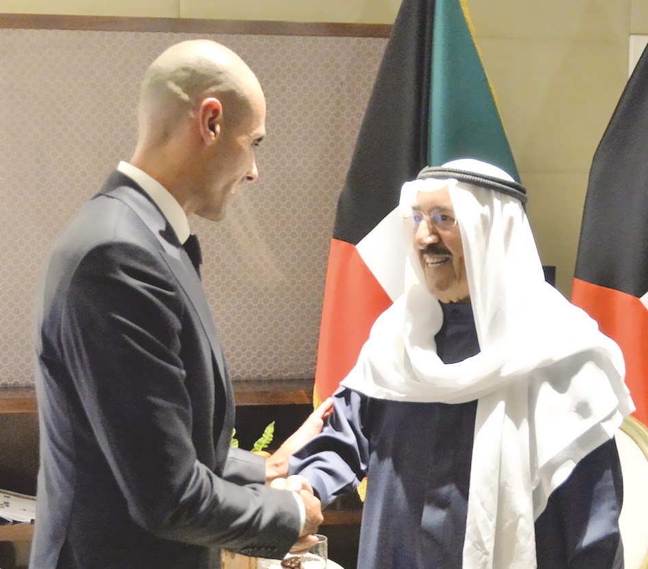 ... ومصافحاً بدر الخرافي