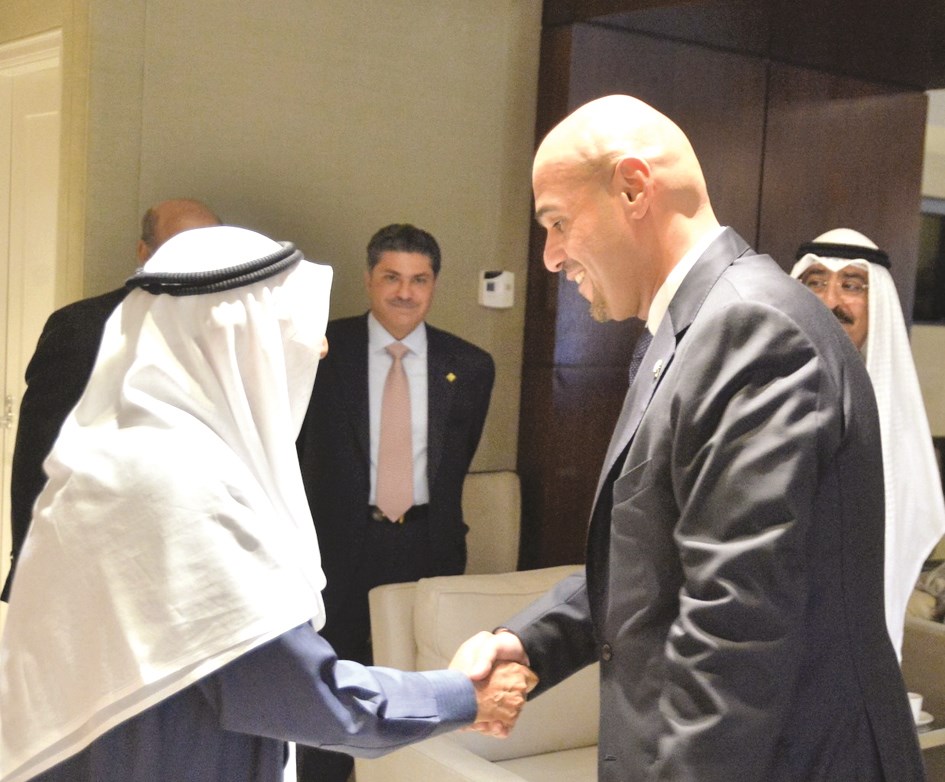 صاحب السمو مصافحاً أنس الصالح