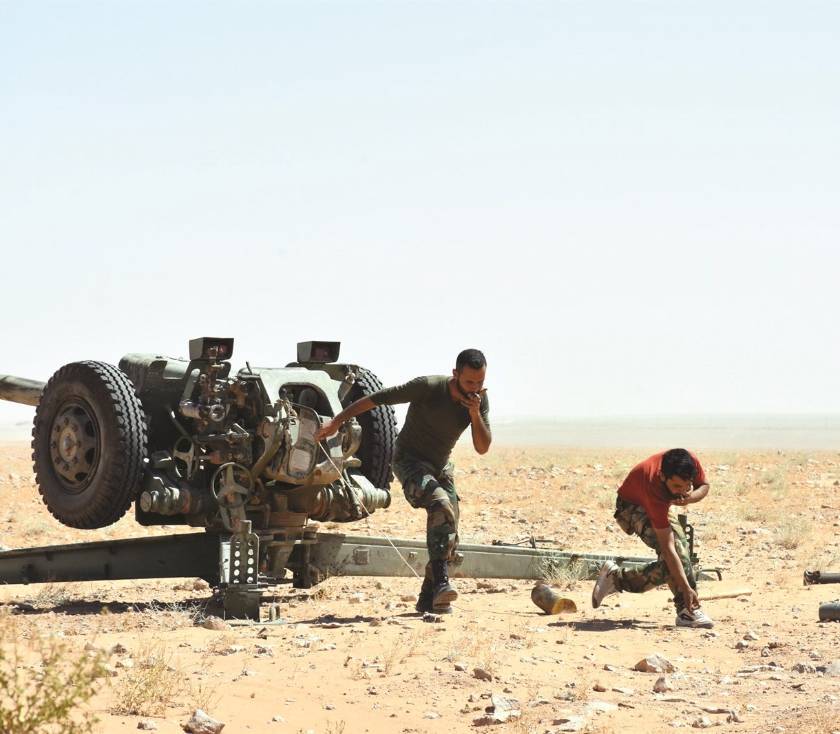 عنصران من قوات النظام يشاركان في قصف مدفعي لمواقع «داعش» في دير الزور (ا ف ب)