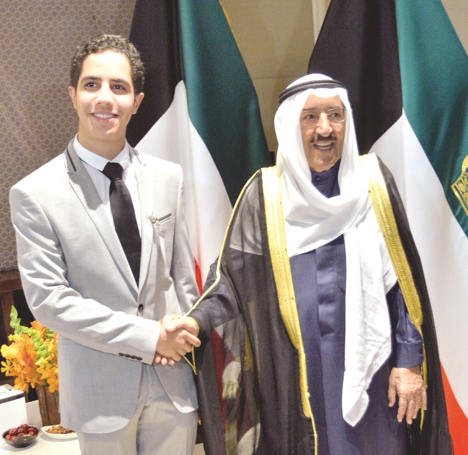 ... ومصافحاً أحد الطلاب