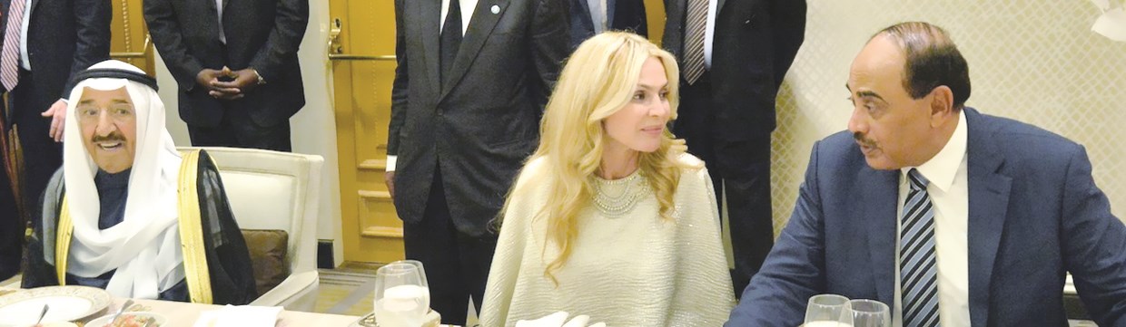 سمو الأمير خلال المأدبة وريما الصباح حرم السفير سالم الصباح وصباح الخالد