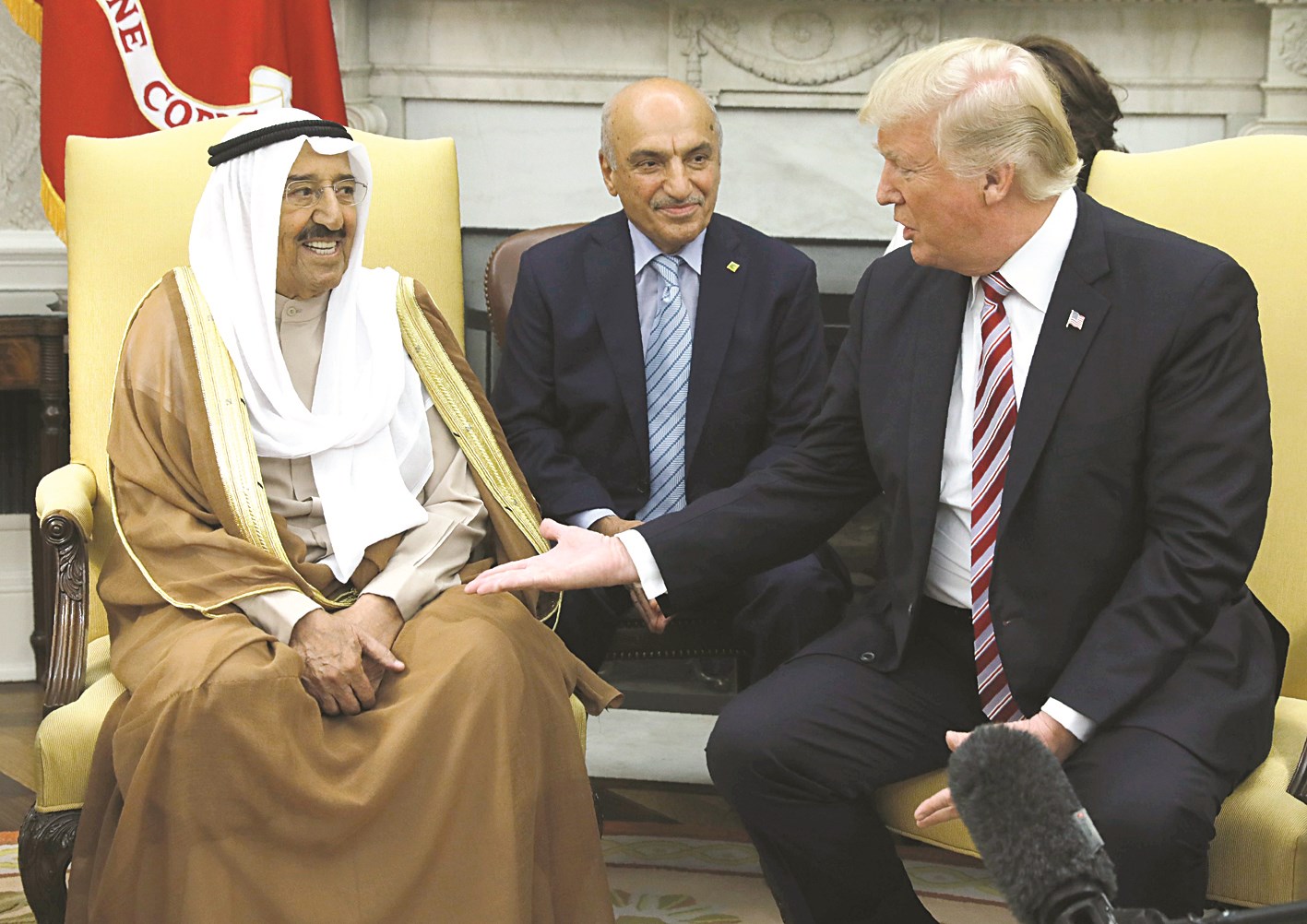 الرئيس ترامب يمدّ يده بالمصافحة الى سمو الأمير قبيل بدء المباحثات