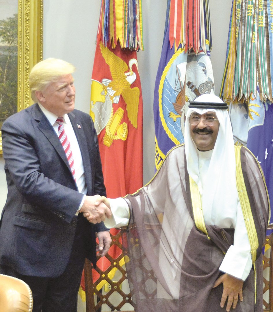 الرئيس الأميركي مصافحاً مشعل الأحمد