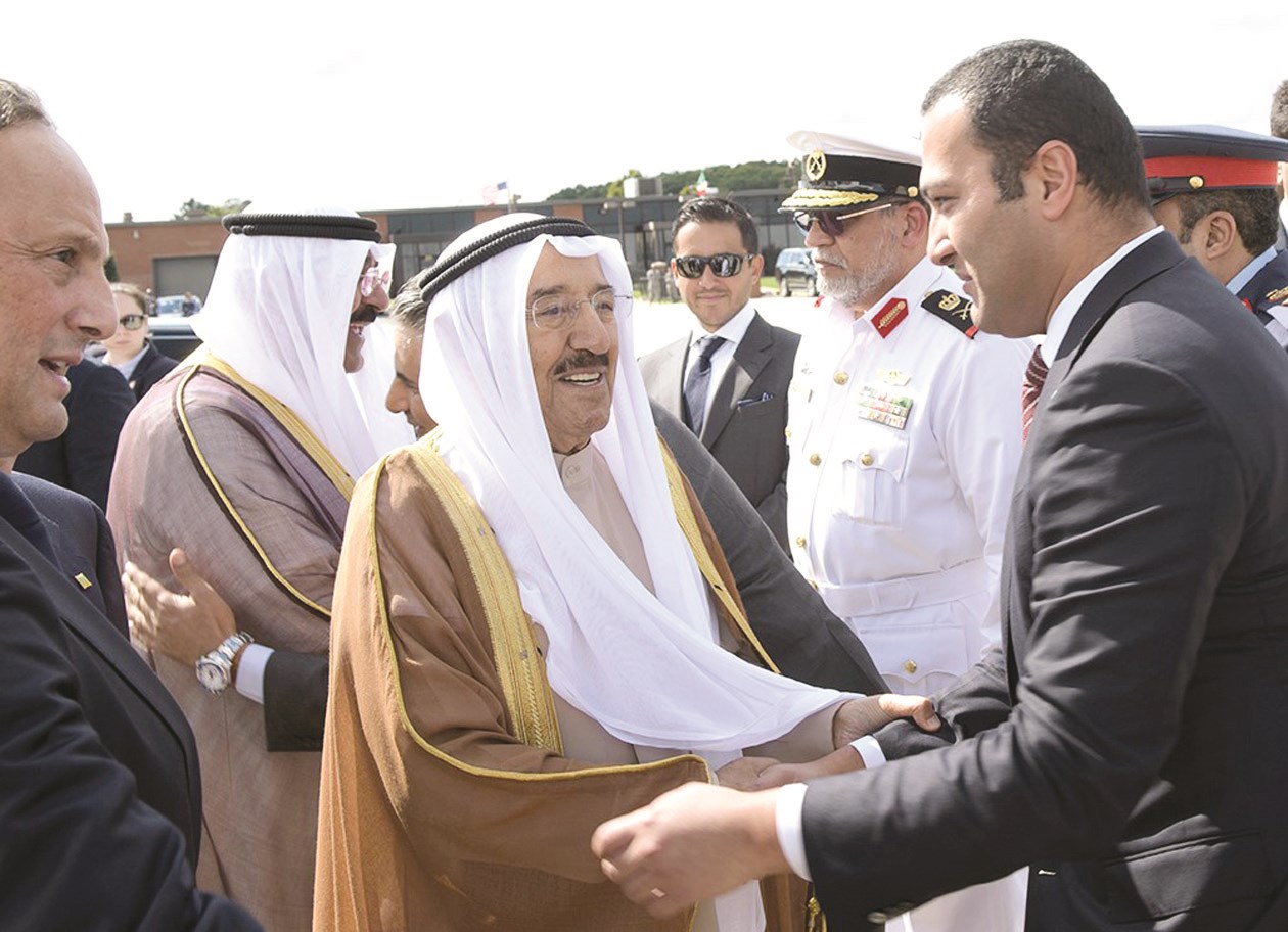 ... ومصافحاً أحد مودعيه