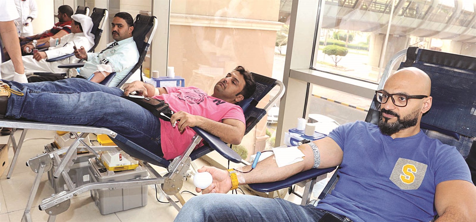 شباب يتبرعون بدمائهم
