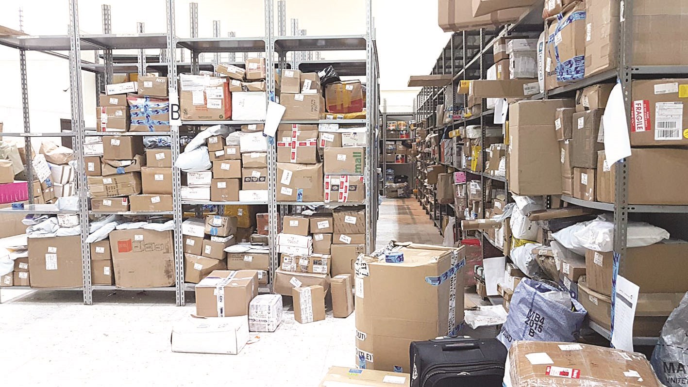 مكتب البريد يمتلئ بالطرود