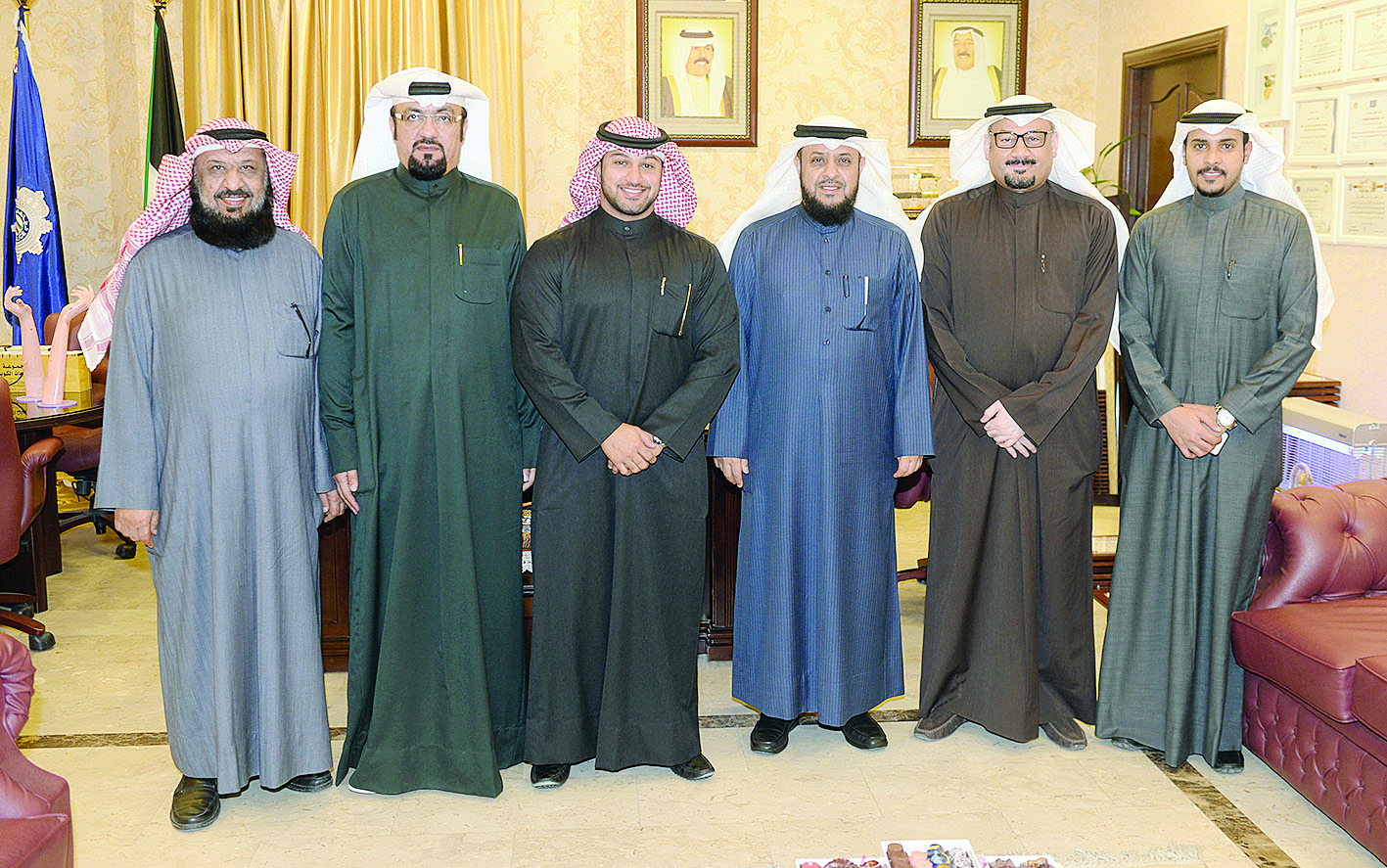 الغضوري متوسطا ضباط واستشاريي الإدارة مع الزميل الفرحان      		    (تصوير زكريا عطية)